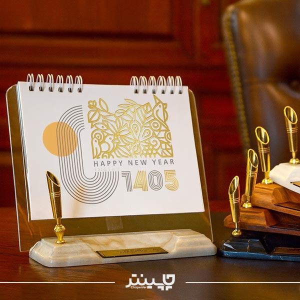 1_.تقویم رومیزی پایه چوبی و پلکسی